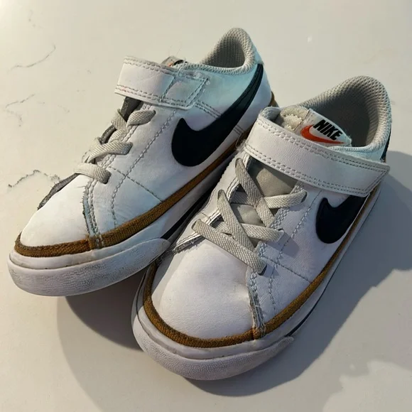 NIKE KIDS size 9 GUC - Picture 1 of 6